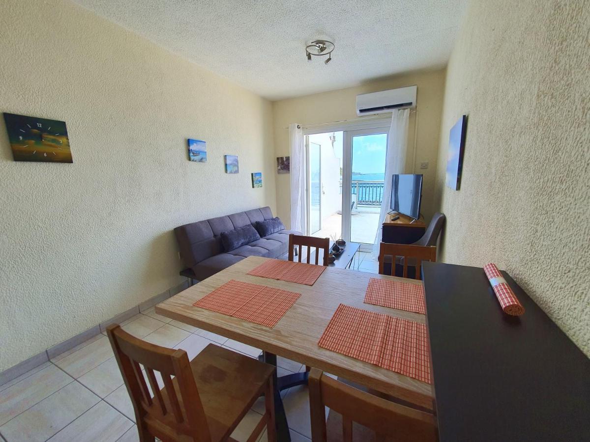 Poseidon 51 - Beachfront Two Bedroom Apartment Paphos 外观 照片