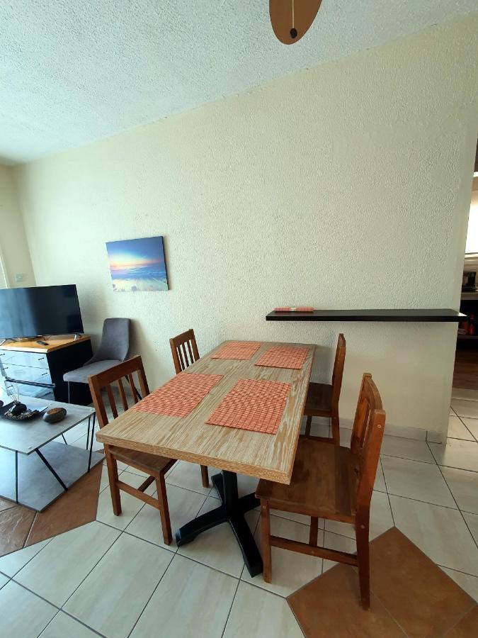 Poseidon 51 - Beachfront Two Bedroom Apartment Paphos 外观 照片