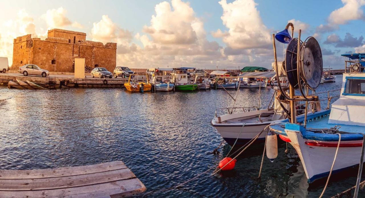 Poseidon 51 - Beachfront Two Bedroom Apartment Paphos 外观 照片