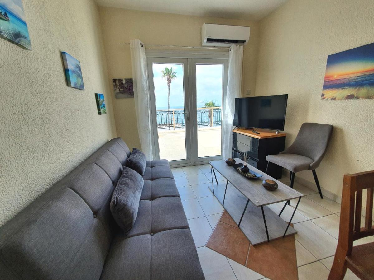 Poseidon 51 - Beachfront Two Bedroom Apartment Paphos 外观 照片