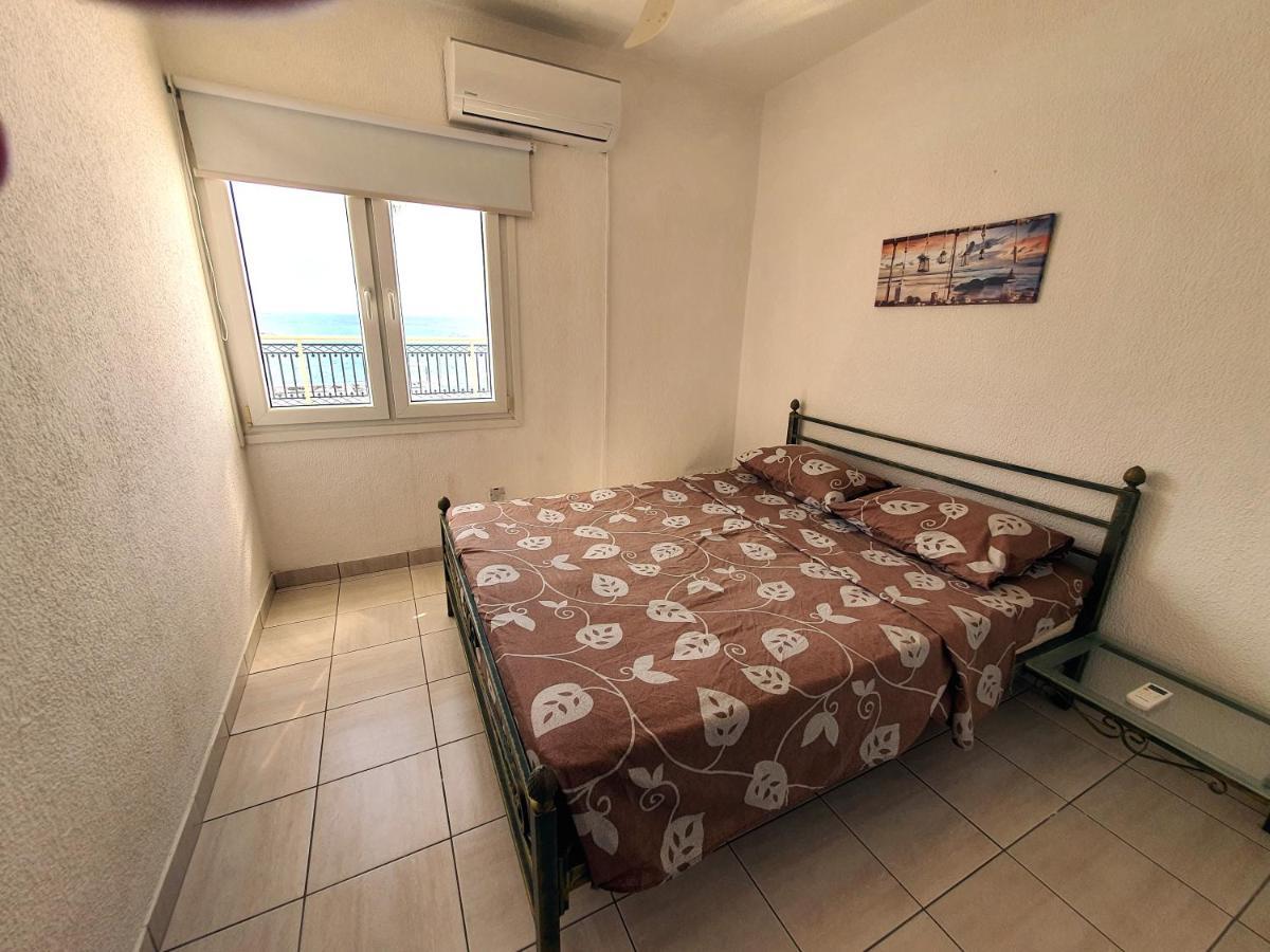 Poseidon 51 - Beachfront Two Bedroom Apartment Paphos 外观 照片