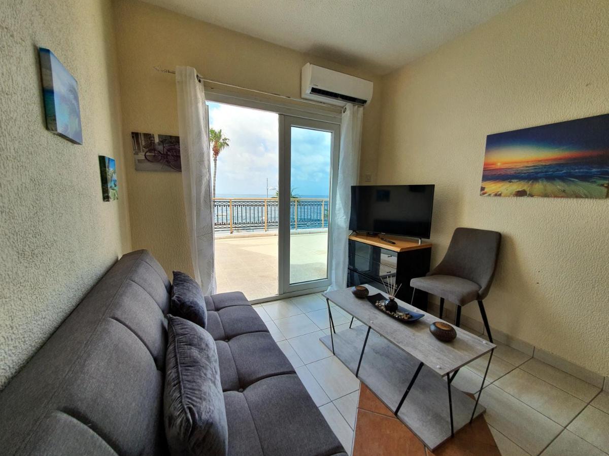 Poseidon 51 - Beachfront Two Bedroom Apartment Paphos 外观 照片
