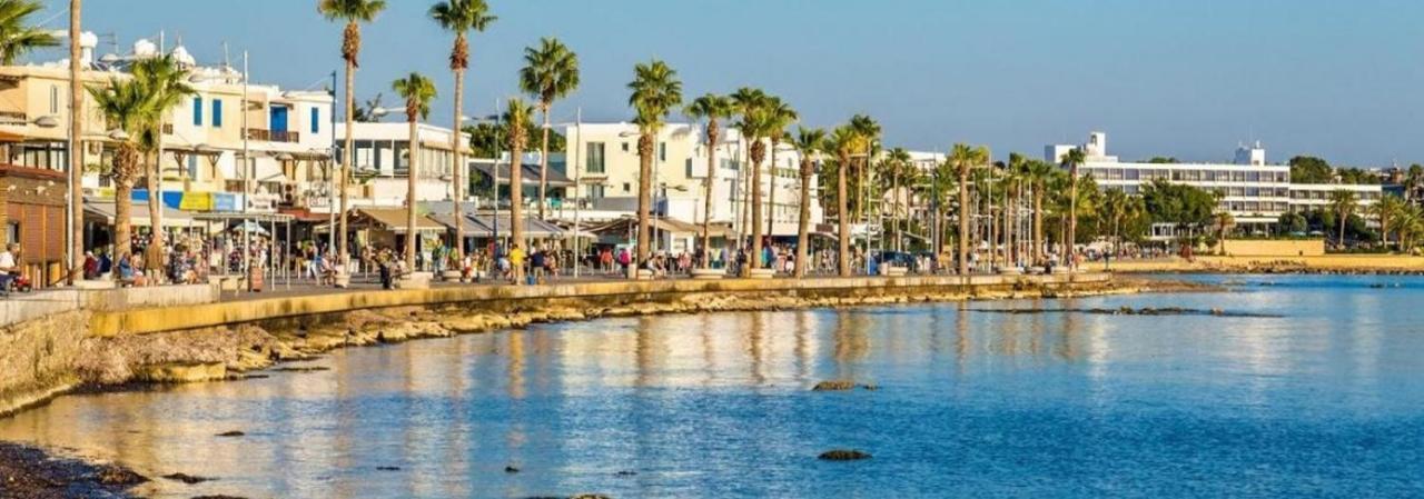 Poseidon 51 - Beachfront Two Bedroom Apartment Paphos 外观 照片