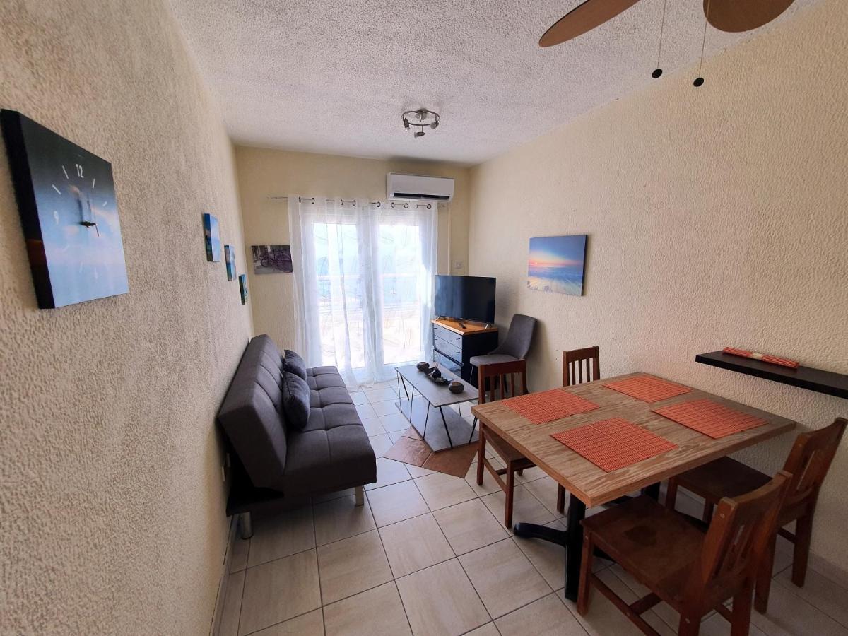 Poseidon 51 - Beachfront Two Bedroom Apartment Paphos 外观 照片
