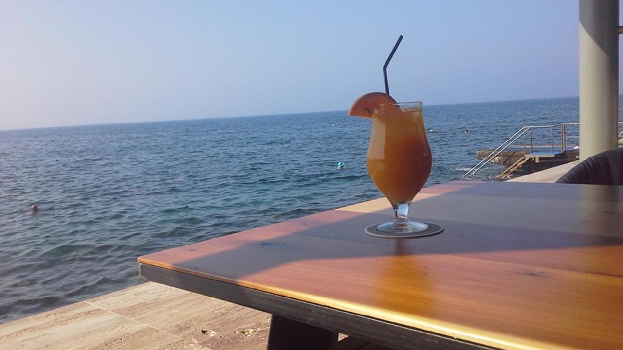 Poseidon 51 - Beachfront Two Bedroom Apartment Paphos 外观 照片